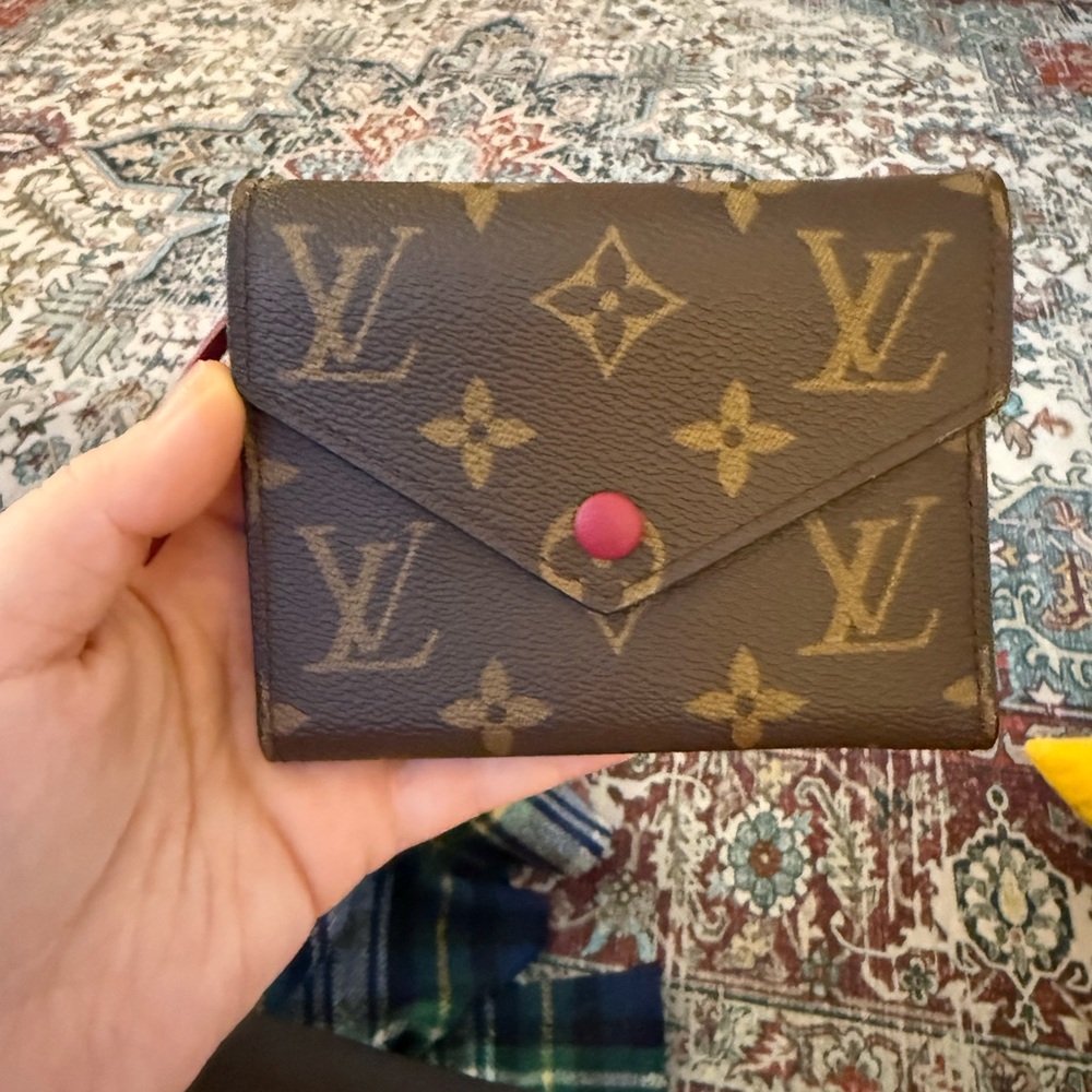 EUC Louis Vuitton Victorine Monogram Wallet